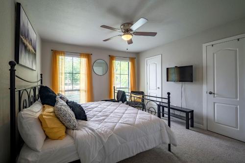 a bedroom with a bed and a ceiling fan at 1 Galleria Downtown 3BR- Free Parking in Houston