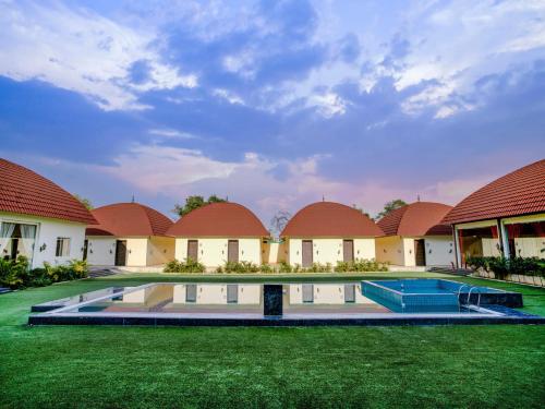 una imagen de una villa con piscina en Palette - Madhogarh, en Jaipur