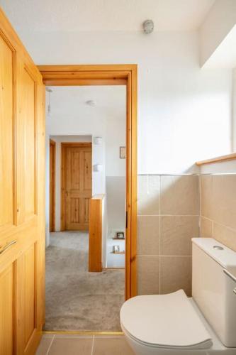 Ένα μπάνιο στο Double Room, Large TV, With Great Transport Links
