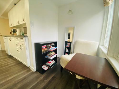 Artistic Apartment Near Downtown