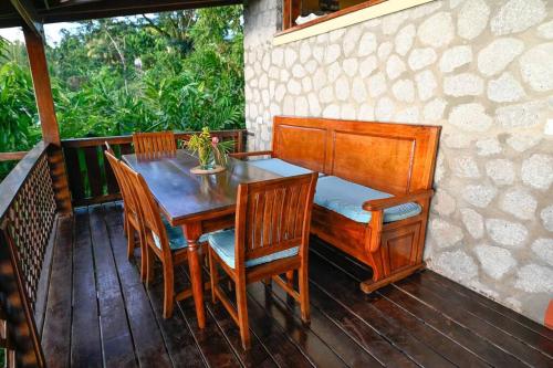 蘇弗里耶爾的住宿－TheTerrace -$1Mil Piton View，木制甲板上的木桌和椅子