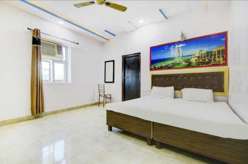 um quarto com uma cama grande num quarto em OYO 81146 Hotel Prashant Villa em Gwalior