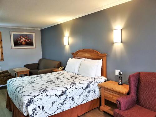 Кровать или кровати в номере Knights Inn Colonial Fireside Inn