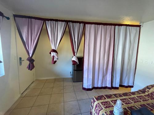 Ένα ή περισσότερα κρεβάτια σε δωμάτιο στο Crown Inn & Suites