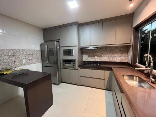 Η κουζίνα ή μικρή κουζίνα στο Duplex em Guarapari com piscina privativa!