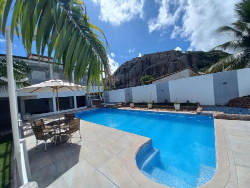 蒙蒂達斯加梅萊拉斯的住宿－Recanto Familiar，一座带桌椅的游泳池和一座建筑