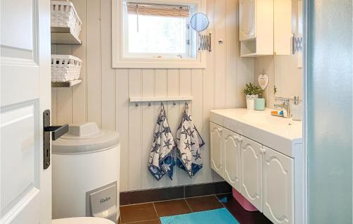 Baño pequeño con aseo y lavamanos en Amazing Home In Bverfjord With Wifi And 2 Bedrooms, en Bø