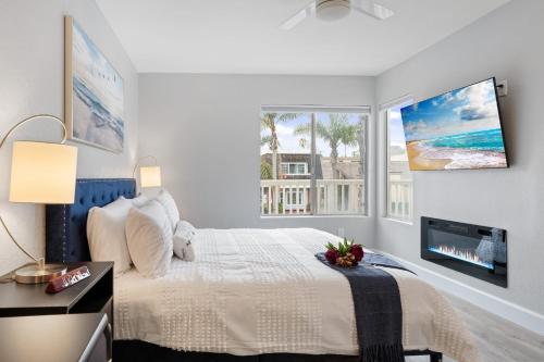 a bedroom with a large bed and a window at Searenity Suite- Peekaboo Ocean view 1 min walk to Beach in Huntington Beach