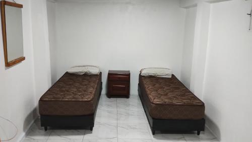 - deux lits assis l'un à côté de l'autre dans une pièce dans l'établissement Monoambiente excelente ubicación no mascotas, à Mendoza