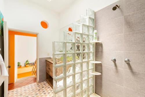 a bathroom with a shower with glass dividers at JUNTO AL MAR Y EL MANGLAR in Cartagena de Indias