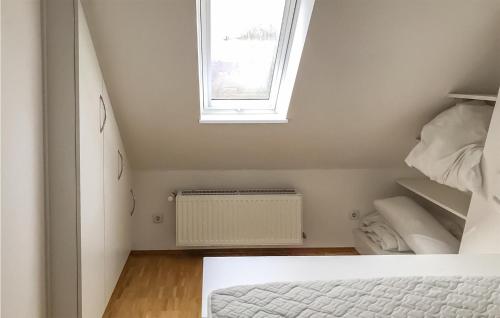 Cette petite chambre comprend un lit et une fenêtre. dans l'établissement Nice Apartment In Kiel With Wifi And 1 Bedrooms, à Kiel