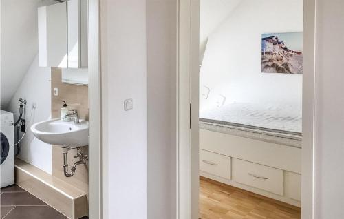 - une salle de bains blanche pourvue d'un lavabo et d'un lit dans l'établissement Nice Apartment In Kiel With Wifi And 1 Bedrooms, à Kiel