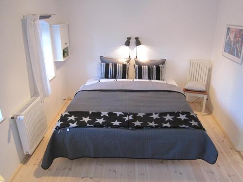 ein Schlafzimmer mit einem großen Bett in einem Zimmer in der Unterkunft Tåsinge B&B in Svendborg