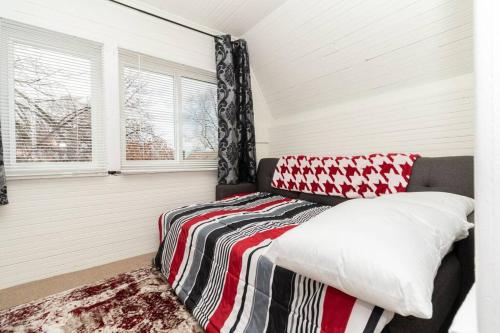 een slaapkamer met een bed met een rode en witte deken bij Gatsby and Liberty Park - Walk Score 86 in Salt Lake City