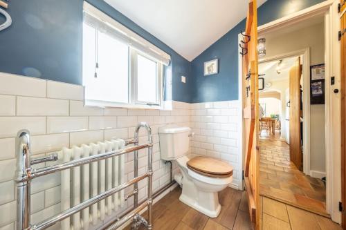 une salle de bain avec toilettes et fenêtre dans l'établissement Ken Hill Cottage, à Snettisham