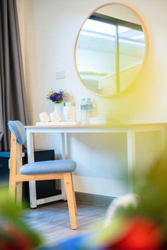 Fresh Resort Pattaya في Ban Huai Yai: مكتب مع كرسي ومرآة