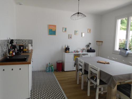 Photo de la galerie de l'établissement Maison en Centre Bourg à 200m de la Plage, 5-6 pers., Terrasse, Wi-Fi, Parking - FR-1-476-199, à La Faute-sur-Mer