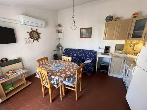 Photo de la galerie de l'établissement Appartement T2, Clim, Terrasse, 4 pers, à 150m de la plage - Port Leucate - FR-1-81-588, à Leucate