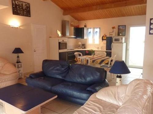 un salon avec un canapé en cuir et une cuisine dans l'établissement Maison 4 pièces avec terrasse sud, proche plage et port, 6 couchages - St Pierre d'Oléron - FR-1-246A-239, à Saint-Pierre-dʼOléron