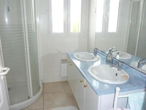 une salle de bain avec deux lavabos et une douche dans l'établissement Maison 4 pièces avec terrasse sud, proche plage et port, 6 couchages - St Pierre d'Oléron - FR-1-246A-239, à Saint-Pierre-dʼOléron