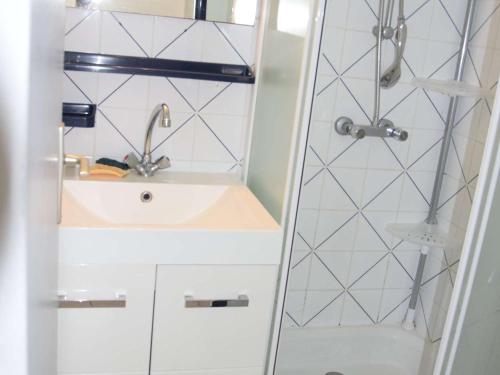 une salle de bain avec un lavabo et une douche dans l'établissement Maison proche plage, commerces, 6 pers., terrasse, parking privé, option Internet, animaux non admis - FR-1-387-196, à Marseillan