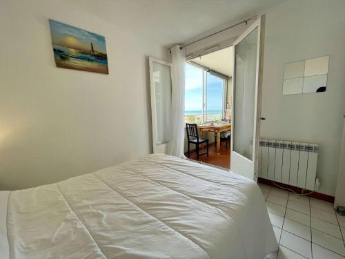 - une chambre avec un lit blanc et une salle à manger dans l'établissement Appartement à Saint-Cyprien avec Terrasse, Parking et Ascenseur - 5 couchages - FR-1-225D-191, à Saint-Cyprien
