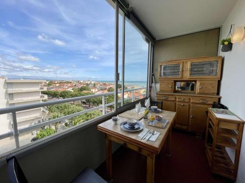 une pièce avec une table et une grande fenêtre dans l'établissement Appartement à Saint-Cyprien avec Terrasse, Parking et Ascenseur - 5 couchages - FR-1-225D-191, à Saint-Cyprien
