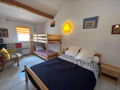 une chambre avec un lit et un lit superposé dans l'établissement Maison 3 pièces mezzanine, 7 couchages, piscine, proche plage à Saint Pierre la Mer - FR-1-229D-121, à Fleury