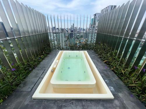 Bazén v ubytování 2 Bedroom Luxury Apartment 3 min walk from BTS Ekkamai nebo v jeho okolí