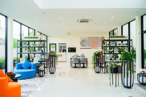 Fresh Resort Pattaya في Ban Huai Yai: لوبي محل فيه كراسي ونباتات