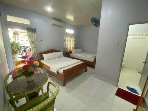 a small room with a bed and a table with a table sidx sidx at Hoài Oanh homestay in Mui Ne