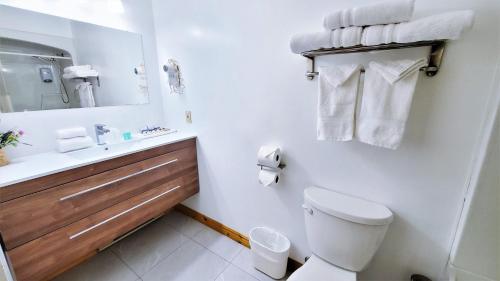 Ванная комната в Knights Inn Colonial Fireside Inn