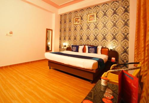Un pat sau paturi într-o cameră la Hotel Manohar Palace