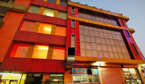 een hoog gebouw met kleurrijke glazen ramen bij Hotel Manohar Palace in Jaipur