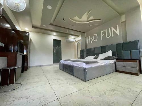 een slaapkamer met een bed met een halo-bord aan de muur bij OYO Flagship 81235 Ho Fun Park in Ambala