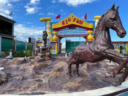 een standbeeld van een paard voor een waterpark bij OYO Flagship 81235 Ho Fun Park in Ambala