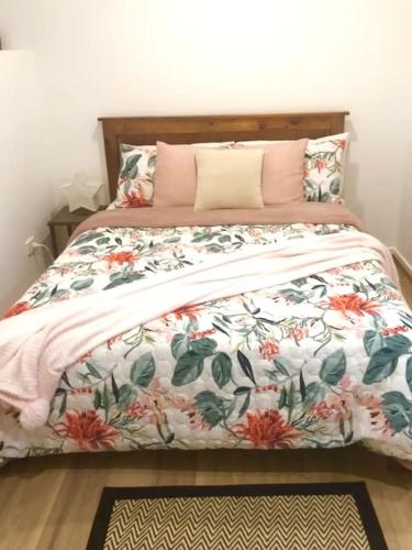 Katil atau katil-katil dalam bilik di Comfy fully contained 2 bedroom home