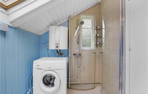 a bathroom with a washing machine and a shower at Amazing Home In Haderslev With Wifi in Haderslev