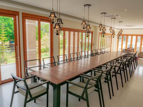 comedor grande con mesa larga y sillas en Nichahome Luxury Villa, en Hua Hin