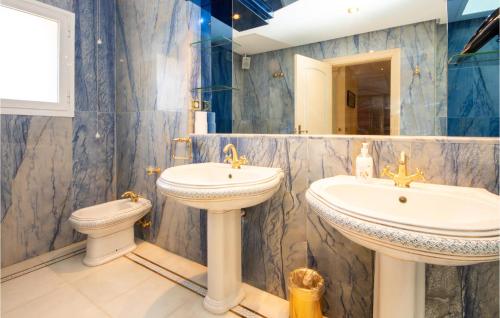 uma casa de banho com 2 lavatórios e um WC em Villa Santa Rosa, Mijas Golf em Mijas Costa