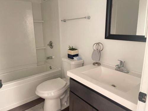 ein Badezimmer mit einem weißen WC und einem Waschbecken in der Unterkunft Miami Gallery #71 Gorgeous Full Size Bedroom with SHARED Bathroom in Oxford