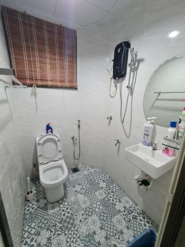 愛極樂的住宿－艾巴伊特民宿，一间带卫生间、水槽和镜子的浴室