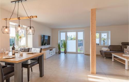 Μια τηλεόραση ή/και κέντρο ψυχαγωγίας στο 1 Bedroom Nice Apartment In Langenhorn