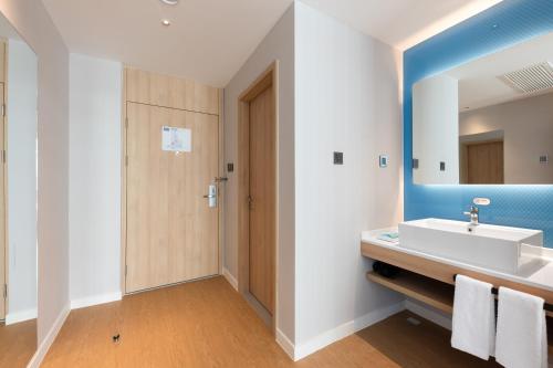 a bathroom with a sink and a mirror at Holiday Inn Express Nanchang Riverside by IHG in Nanchang