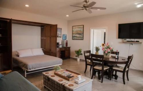 Sala de estar con cama y mesa en Capitan Boutique Resort en Puerto Nuevo