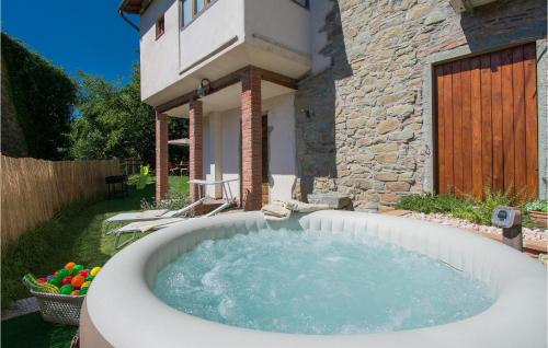 Bazén v ubytovaní Cozy Apartment In Benabbio With Kitchen alebo v jeho blízkosti