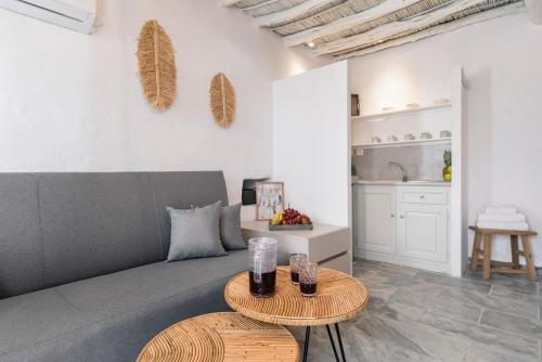 Heritage Home with Terrace in the trendy port of Naousa