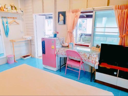 Ban Doem Bang (1)的住宿－塔金濱河度假屋酒店，厨房配有粉红色的冰箱和粉红色的椅子