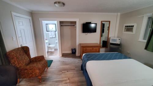 Телевизор и/или развлекательный центр в Knights Inn Colonial Fireside Inn