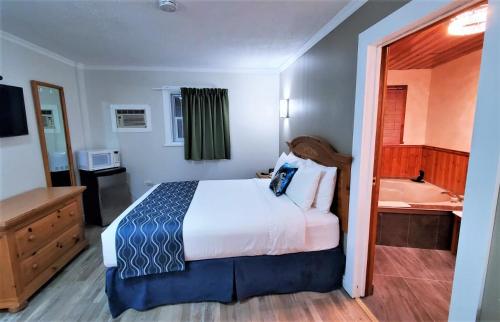 Кровать или кровати в номере Knights Inn Colonial Fireside Inn